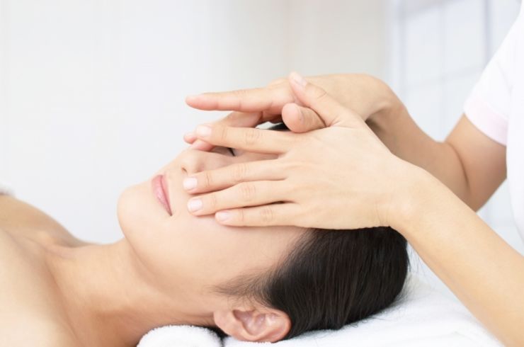 フェイシャルマッサージ