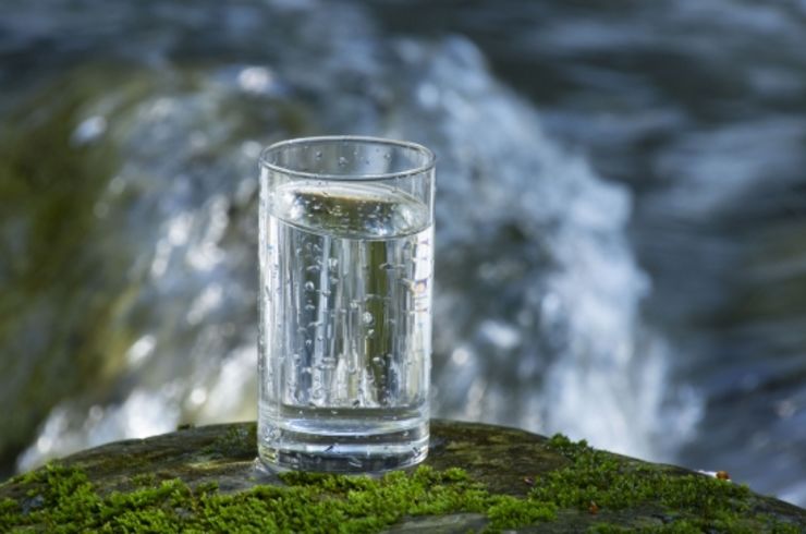 天然水とグラス