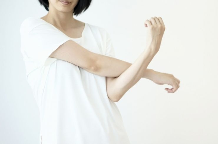 ストレッチをする女性