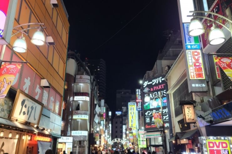 夜の繁華街の東京