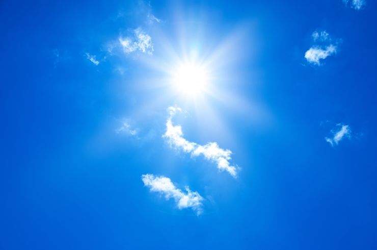 暑い太陽の空