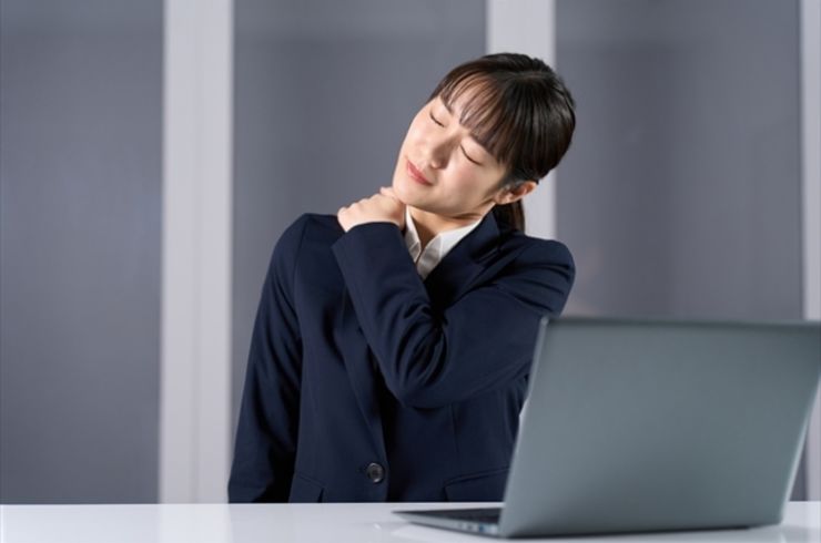 肩こりを気にする女性