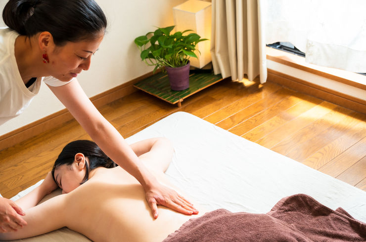 背中のオイルマッサージ